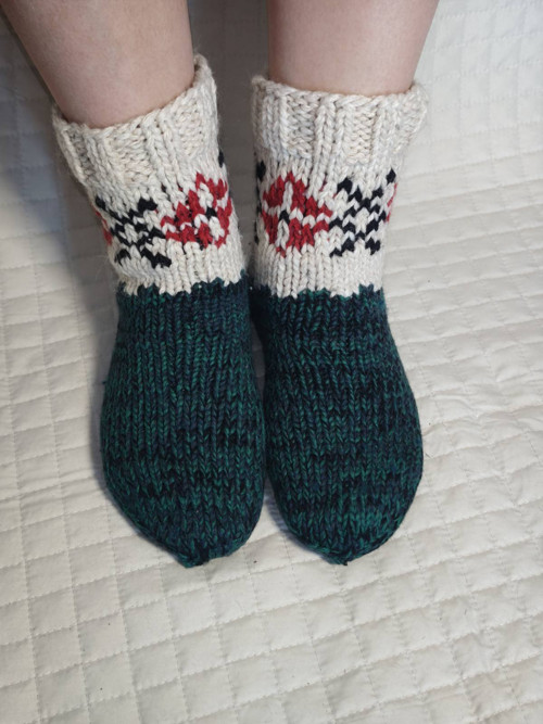 Ručně pletené měkké ponožky s etno vzorem – 24 cm