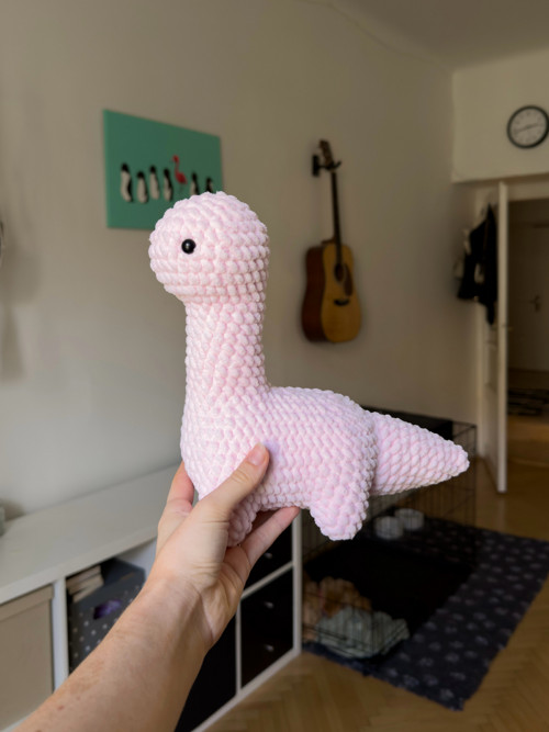 Růžový háčkovaný dinosaurus