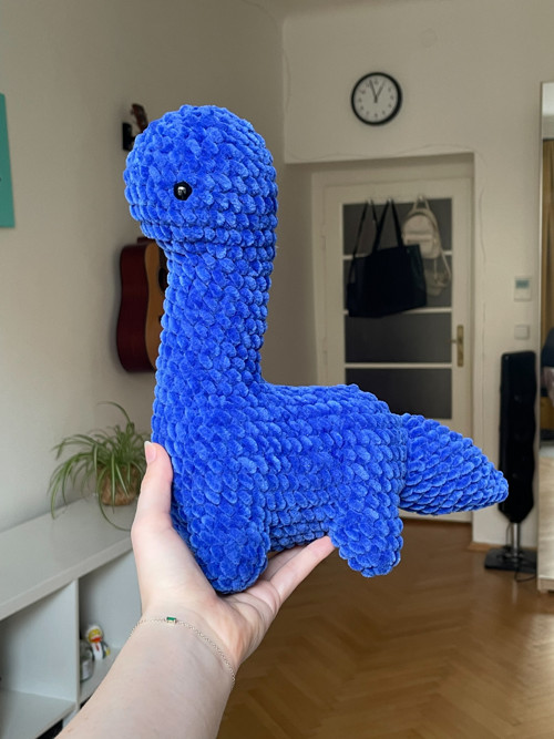 Modrý háčkovaný dinosaurus