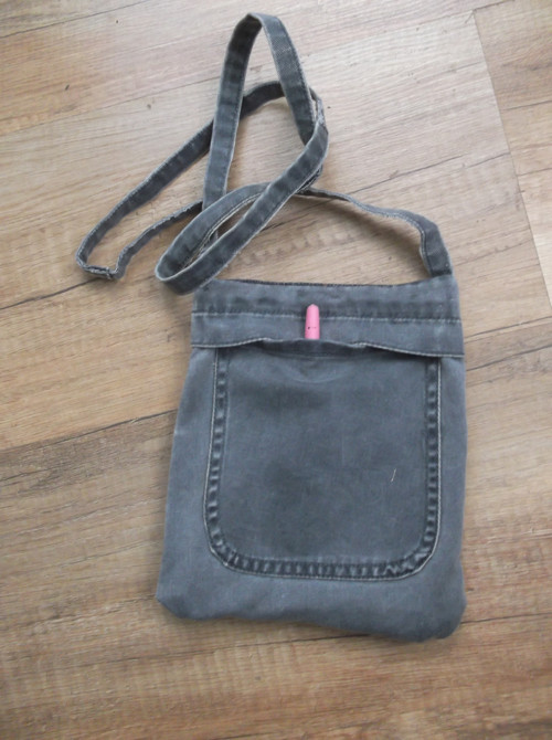 Šedá crossbody taštička 17x19 cm. 3 kapsy.