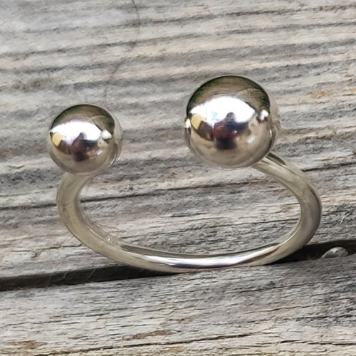 Stříbrný prsten s kuličkami (6 + 8 mm)