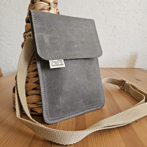 Jednoduchá malá kožená crossbody kapsa na telefon