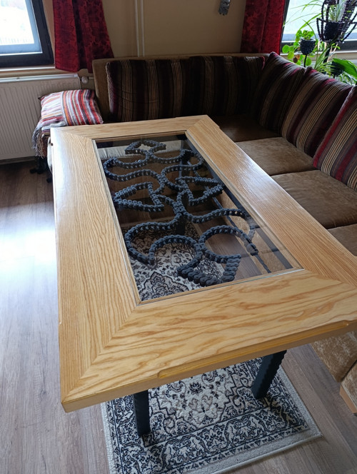 Designový stůl s kovanými prvky a ornamentem — foto 1