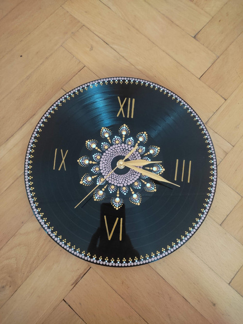 Mandalové hodiny na vinylové desce