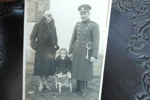 Voják s rodinou.. stará fotografie, fotopohlednice