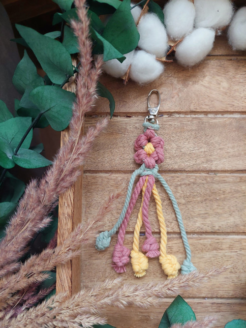 Macramé klíčenka MINI KVĚTINKA - limitka barev