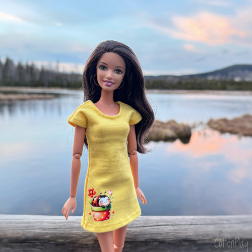 Žluté šaty pro Barbie - Beruška spinká v květináči