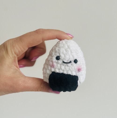 Mini háčkované onigiri – roztomilý společník