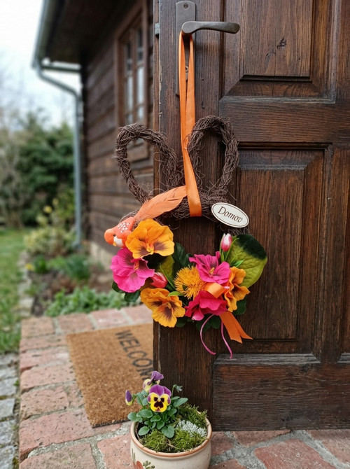 Proutěný věneček ve tvaru zajíčka