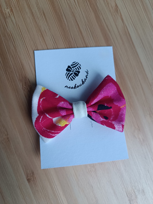 Malá růžová mašlička do vlasů na gumičce