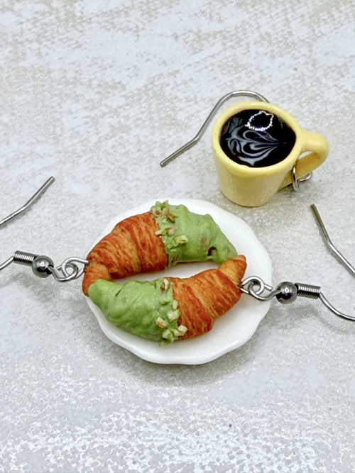 Náušnice visací Croissant pistáciový a káva