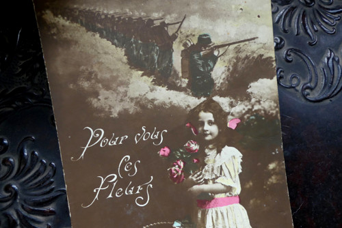 Dívka, vojáci...stará pohlednice — foto 1