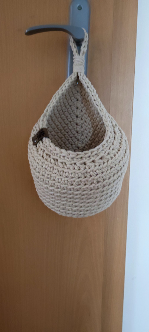 Malý závěsný háčkovaný košík / organizér - natural
