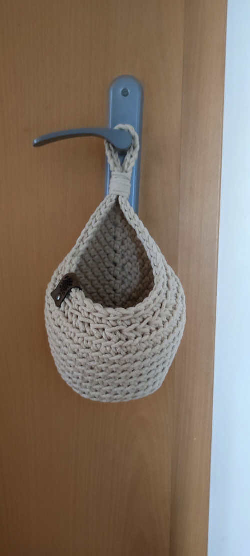 Střední závěsný háčkovaný košík/organizér- natural