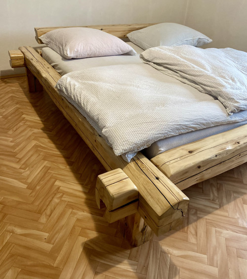 Masivní postel Dažbog
