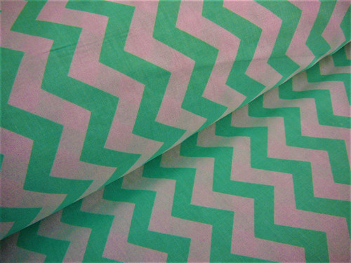SLEVA - zelenkavý a bílý chevron - šíře 160cm