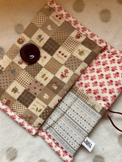 HÁČKOVNÍK " Patchwork " na knoflík