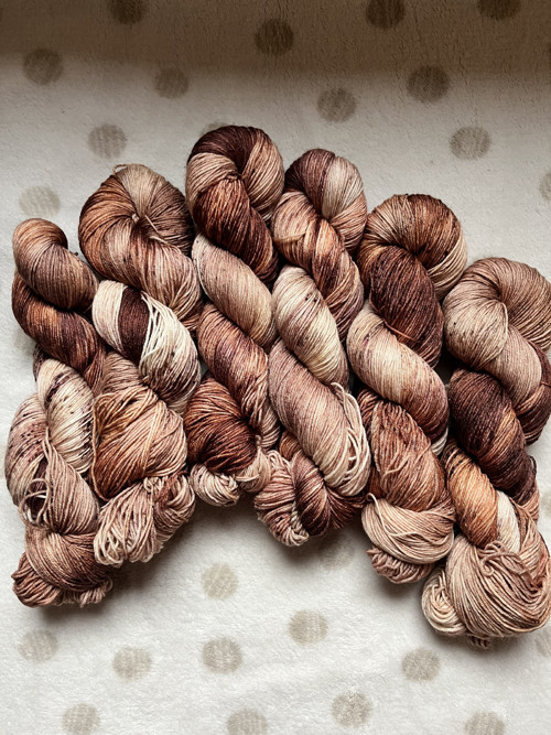 RUČNĚ BARVENÉ PŘADÉNKO - CAPPUCCINO merino/hedvábí
