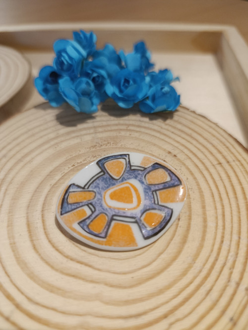 Porcelánová brož
