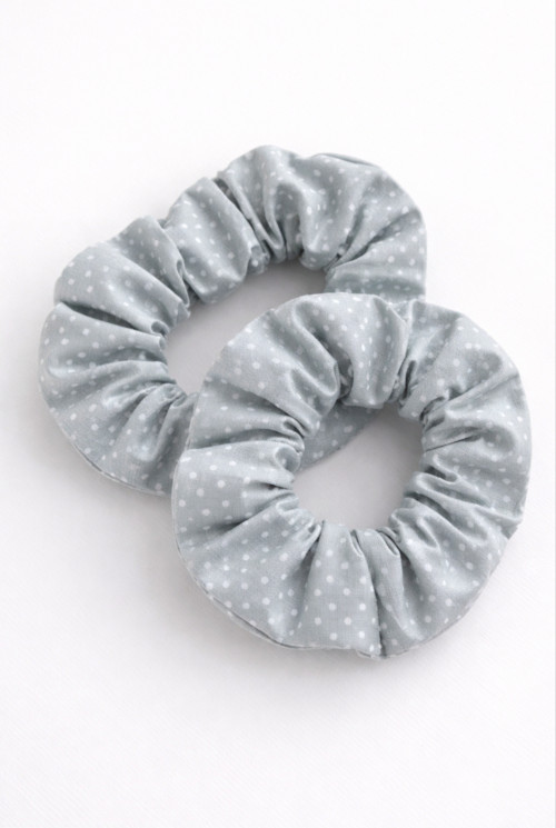Látková gumička - Scrunchies Šedá s puntíky