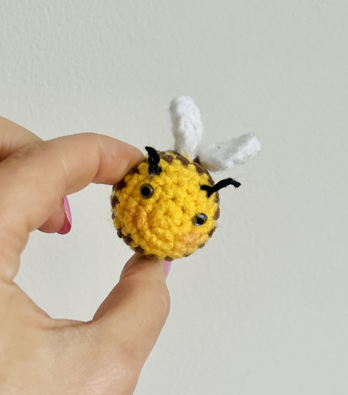 Mini včelka do kapsy – malý talisman pro štěstí