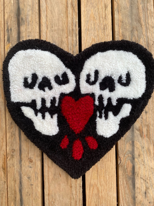 Mini koberec s lebkami ve tvaru srdce – tuftovaný