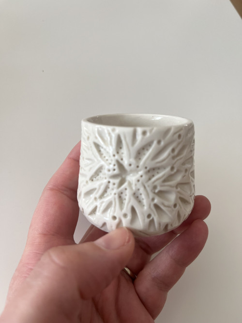 Porcelánový kalíšek rytý