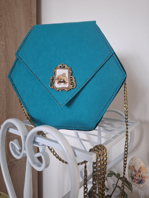 Kabelka z pratelného papíru s mini ruční výšivkou