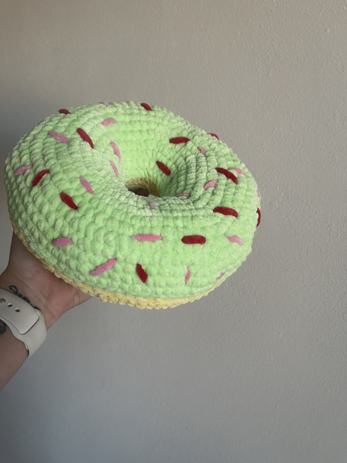 Háčkovaný donut – sladký polštářek z jemné příze