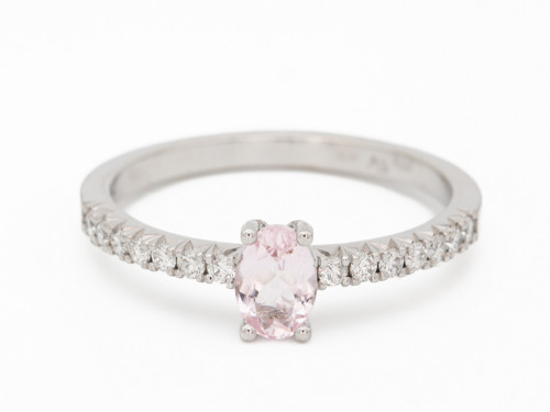 Něžný zlatý prsten s morganitem a diamanty