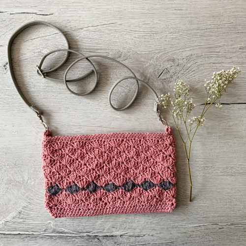 Háčkovaná crossbody kabelka v romantickém stylu