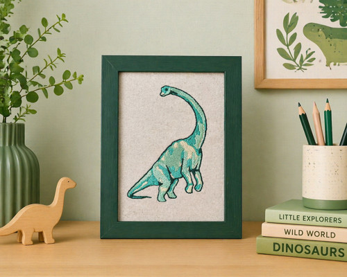 Vyšívaný obraz – dinosaurus v zelené, 13 x 18 cm