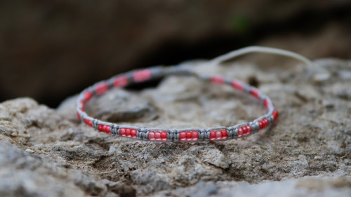 Náramek macramé "růžový ve stříbrně šedé"