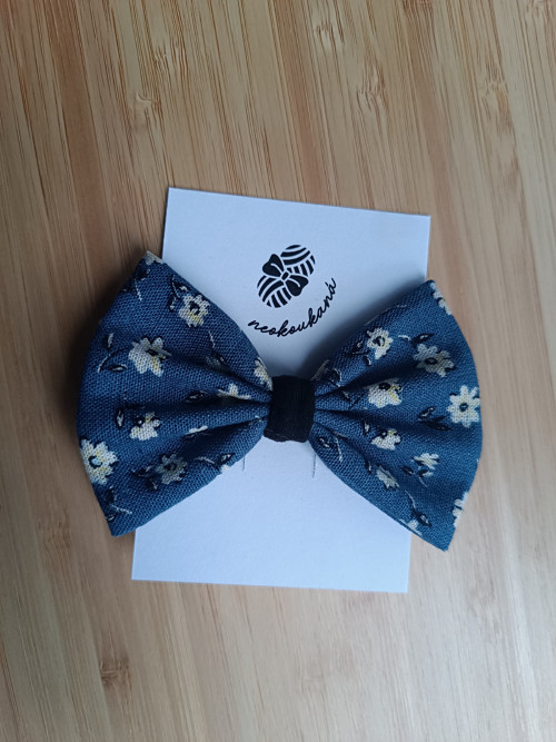 Modrá mašle s kytičkami na gumičce
