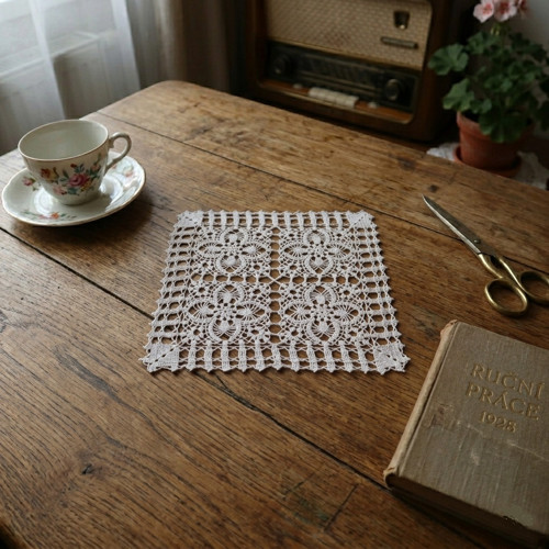Háčkovaná dečka čtvercová - 20 x 20 cm