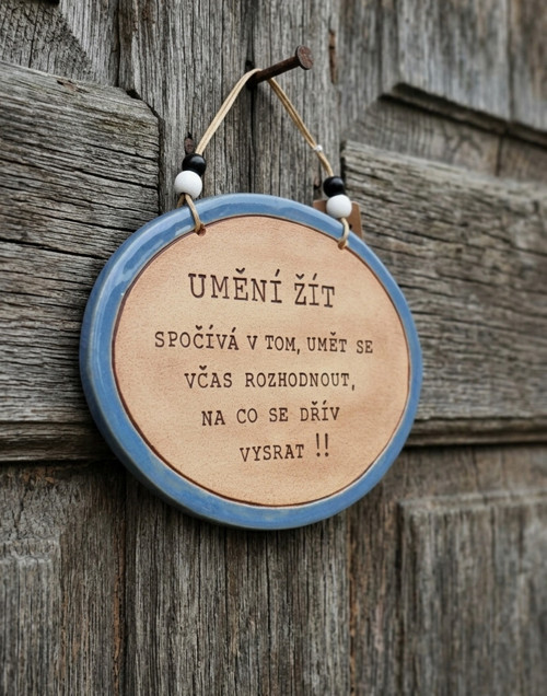 . 113 Keramická cedulka s mírně vulgárním textem