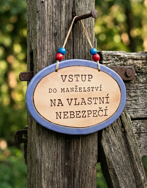 . 120 Keramická cedulka s vtipným textem manželům