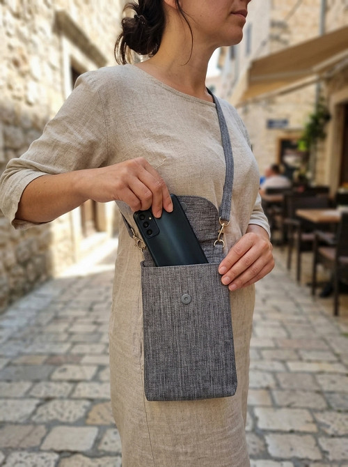 Šedá crossbody taštička na telefon