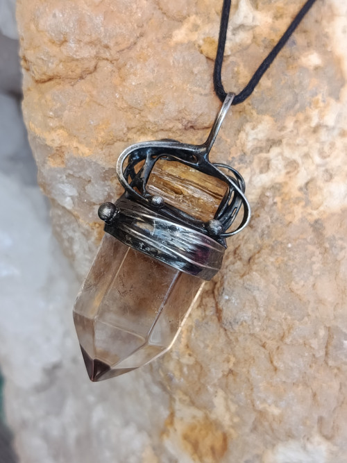 Záhněda a topaz