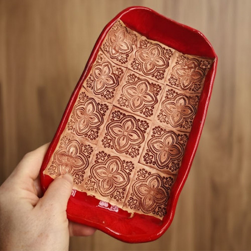 Keramický podnos s ornamenty v červené barvě