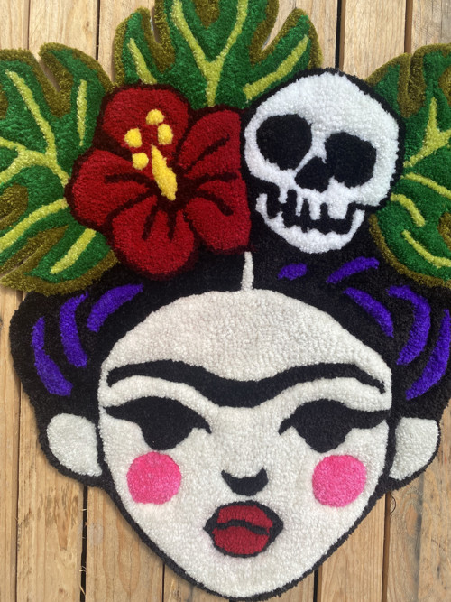 Tuftovaný kobereček – Frida + skull + monstera