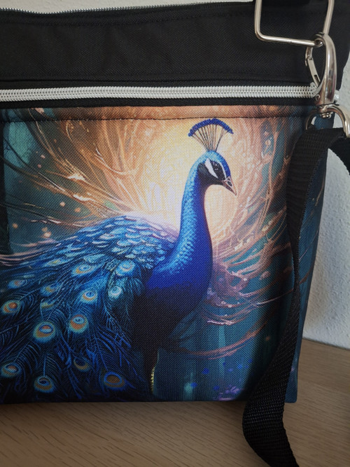 Designová crossbody kabelka s motivem páva