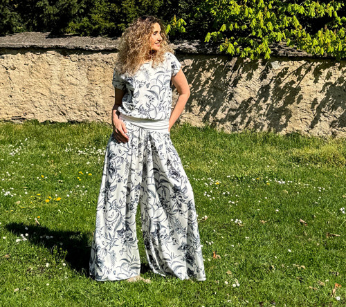 Kalhotová sukně smetanová s modrým květem