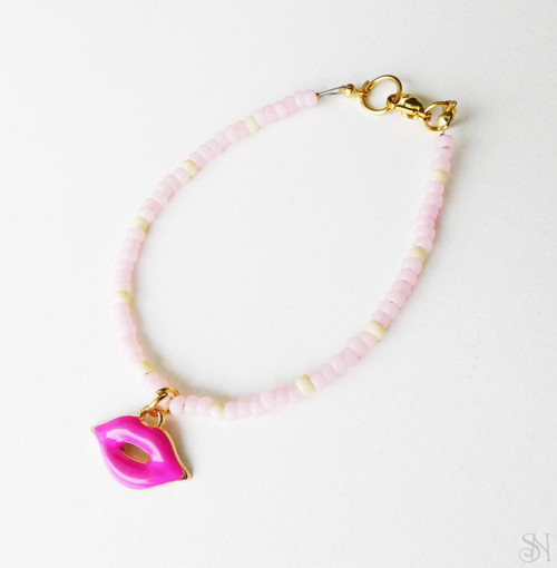 Handmade ružový náramok s pusou - chirurgická oceľ