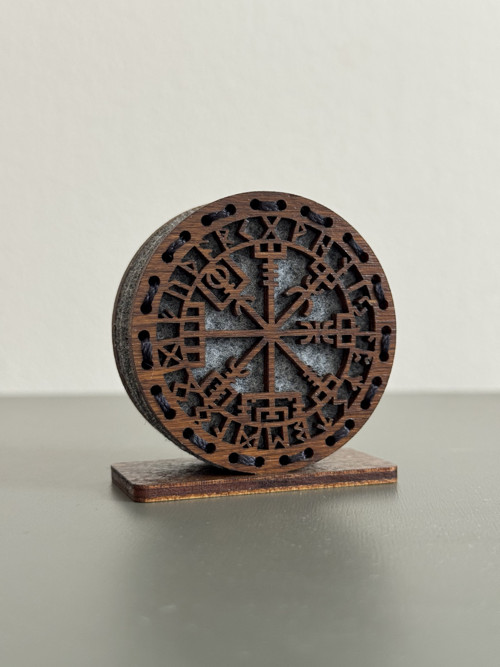 Dřevěná dekorace na stůl Vegvisir | Severský kompa