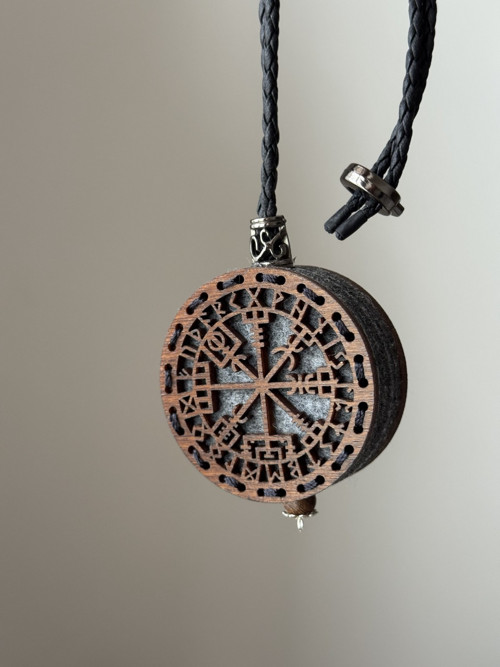 Dřevěný doplněk Vegvisir, severský kompas do auta