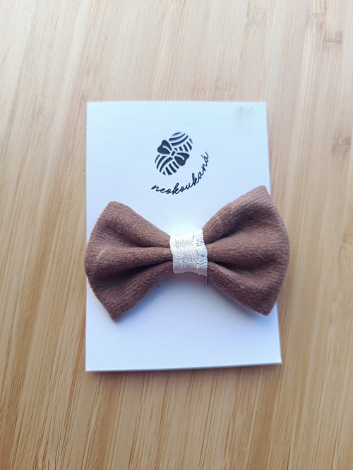 Malá hnědá mašlička do vlasů na sponce