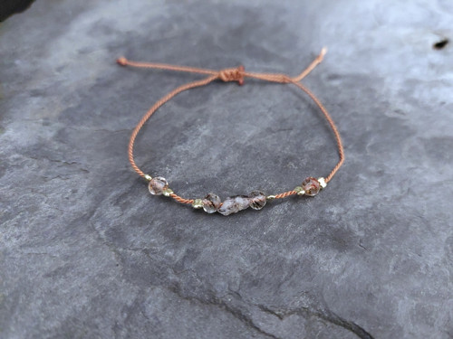Jemný hedvábný náramek ALMI diamant Herkimer
