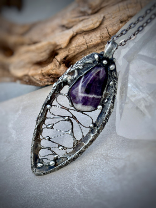 Amulet s ametystem (C69)