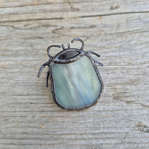 Klíště – talisman na klopu, skleněná tiffany brož